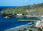 La Gomera, Hafen von Santiago an der Südseite der Insel : Häuser, Hafen